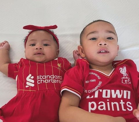 Kompak Pakai Jersey Liverpool! ini Momen Lucu Rayyanza saat Jail ke Baby Lily, Tingkahnya Gemesin Banget