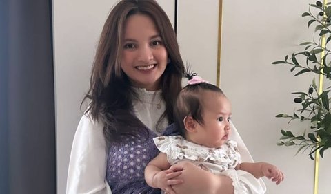 Tak hanya Baby Launa, penampilan Sabrina pun tak luput dari perhatian. Ada yang menyebut jika penampilan Sabrina semakin cantik setelah menjadi seorang ibu.<br>