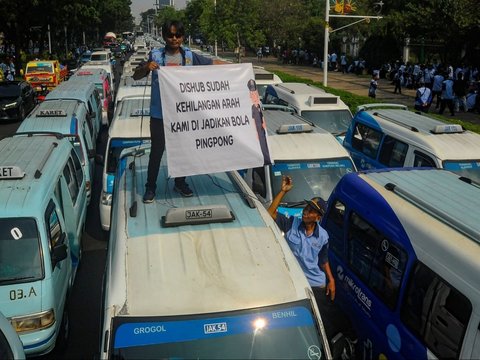 FOTO: Bondong-Bondong Datangi Balai Kota, Ratusan Sopir Angkutan Umum Demo Suarakan Ketidakadilan Manajemen Transjakarta dan Dishub