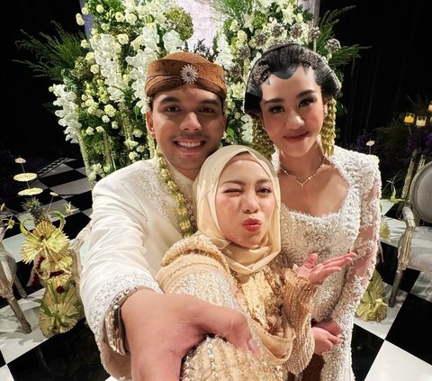 Portrait of Sohwa Halilintar at Her Sister's Wedding, Relaxing While Waiting for a Partner at the Age of 28