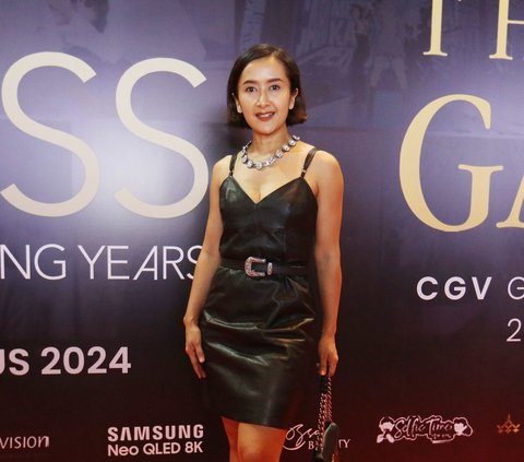 Gala Premier Film Dokumenter Rossa, Prilly Latuconsina Curi Perhatian di Red Carpet