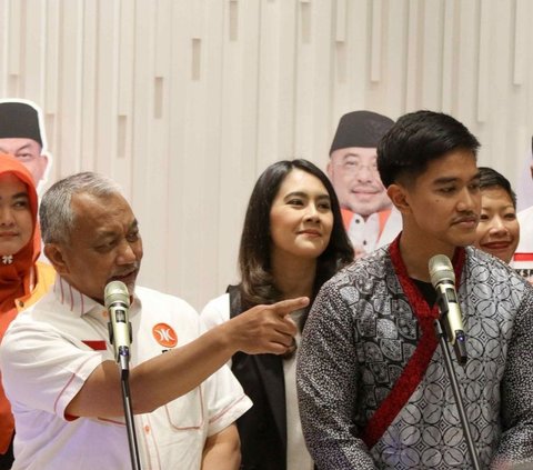 FOTO: Senyum Kaesang Jabat Tangan dengan Presiden PKS Ahmad Syaikhu Saat Silaturahmi Antar Partai Politik di Markas PKS