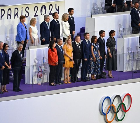 Presiden Prancis Emmanuel Macron bersama istrinya, Brigitte Macron didmapingi Presiden Komite Olimpiade Internasional (IOC) Thomas Bach, Raja Carl XVI Gustaf dari Swedia, dan Pangeran Albert II dari Monako berfoto selama upacara penutupan. Foto: Reuters