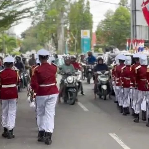 Setelah melanggar barisan pasukan Gerak Jalan, seorang pemotor menjadi viral karena terjebak di tengah mereka.