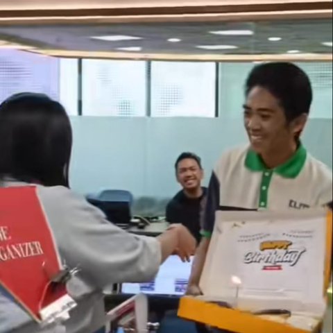 Berawal dari Prank, Aksi Karyawan Kantor Rayakan Ulang Tahun OB Ini Viral