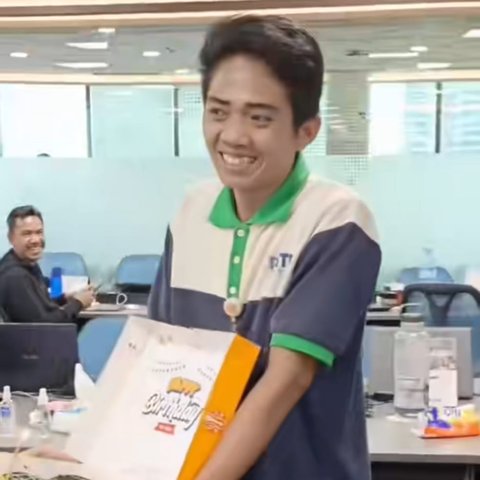 Berawal dari Prank, Aksi Karyawan Kantor Rayakan Ulang Tahun OB Ini Viral