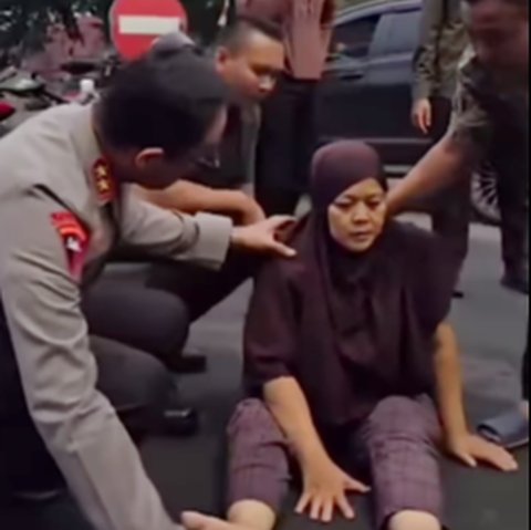 Ibu-Ibu Kecelakaan di Jalan Raya, Tak Sengaja Jenderal Polisi Lewat Langsung Turun dari Mobil Aksinya Disorot