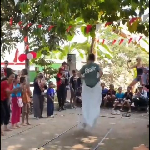 Ikut Semarakkan Hari Kemerdekaan Indonesia, Aksi Bule Ikut Lomba Balap Karung di Bantul Ini Viral