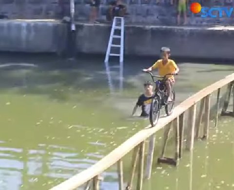 Serunya Lomba Bersepeda di Atas Sungai Surabaya, Tawa Anak-anak Pecah meski Gagal Menang