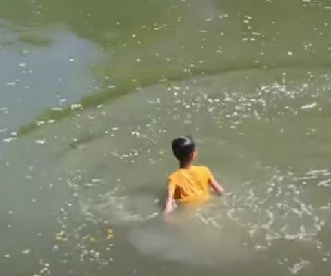 Serunya Lomba Bersepeda di Atas Sungai Surabaya, Tawa Anak-anak Pecah meski Gagal Menang