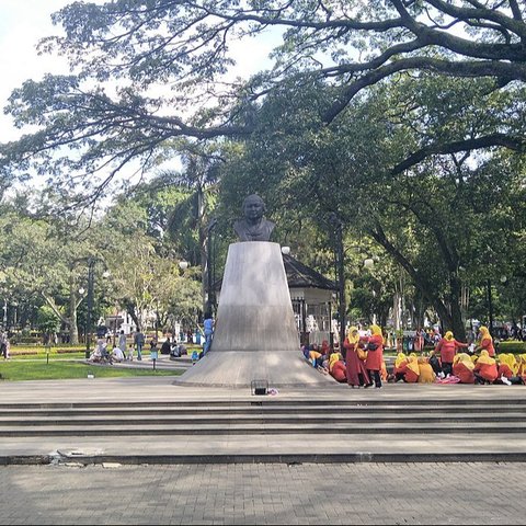 Rehat Sejenak di Taman Dewi Sartika, Ajak Pengunjung Nikmati Sisi Teduh Kota Bandung