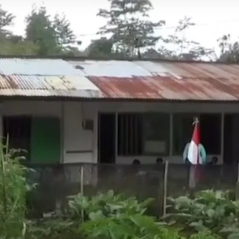 Akibat Jalan Rusak Tak Bisa Dilewati Kendaraan, Bocah Sakit Ini Terpaksa Ditandu Lewati Hutan