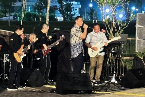 Aksi Keren Panglima TNI Agus Main Gitar & AHY Nyanyi Ditonton Jokowi-Prabowo di IKN