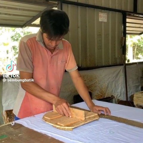 Banjir Pujian, Seniman Batik Asal Yogyakarta Buat Karya Batik Kepulauan Indonesia untuk Rayakan HUT ke-79 RI