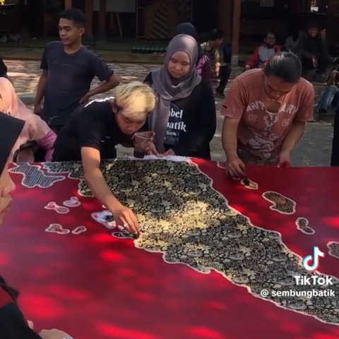 Banjir Pujian, Seniman Batik Asal Yogyakarta Buat Karya Batik Kepulauan Indonesia untuk Rayakan HUT ke-79 RI