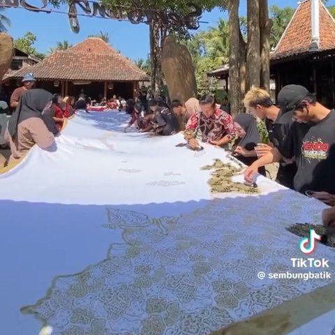 Banjir Pujian, Seniman Batik Asal Yogyakarta Buat Karya Batik Kepulauan Indonesia untuk Rayakan HUT ke-79 RI