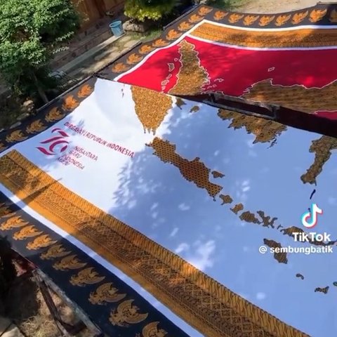 Banjir Pujian, Seniman Batik Asal Yogyakarta Buat Karya Batik Kepulauan Indonesia untuk Rayakan HUT ke-79 RI