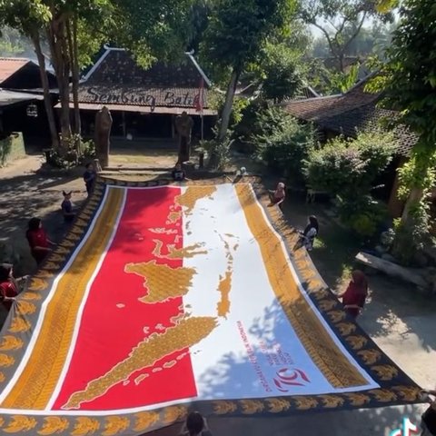 Banjir Pujian, Seniman Batik Asal Yogyakarta Buat Karya Batik Kepulauan Indonesia untuk Rayakan HUT ke-79 RI