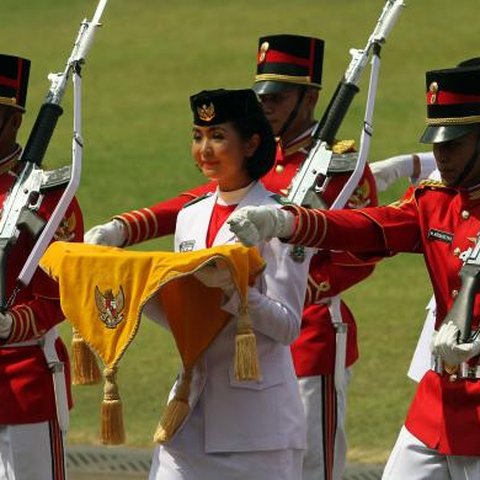 Cantik Memesona, Deretan Paskibraka Pembawa Baki Bendera Merah Putih Era Jokowi Ada yang Lulus Akpol & Akmil