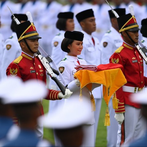 Cantik Memesona, Deretan Paskibraka Pembawa Baki Bendera Merah Putih Era Jokowi Ada yang Lulus Akpol & Akmil