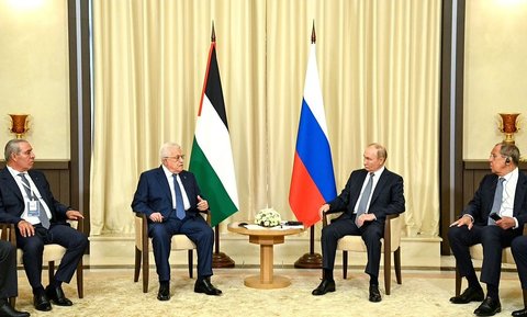 Vladimir Putin Peluk Hangat Presiden Palestina, Rasakan Sakit Mendalam Banyak Anak & Wanita Jadi Korban