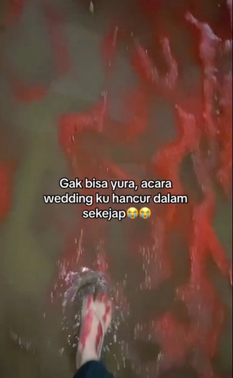 Bikin Nyesek, Momen Mempelai Wanita Perlihatkan Lokasi Pernikahannya yang Penuh Lumpur Ini Curi Perhatian