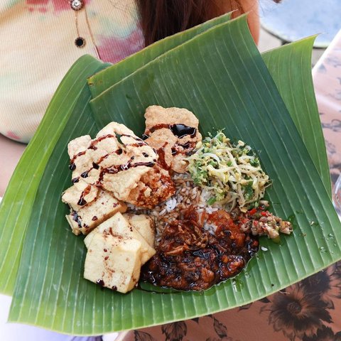 Mencicipi Nasi Tahu Ni Sarti yang Legendaris di Bali, 57 Tahun Konsisten Jualan Hanya Pakai Satu Meja