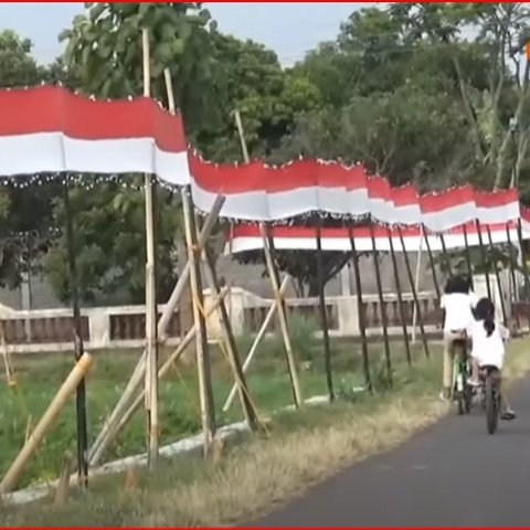 Berbagai Cara Unik Warga Jateng Rayakan HUT RI ke-79, dari Pengibaran Bendera di dalam Kolam hingga Penerbangan Lampion Harapan