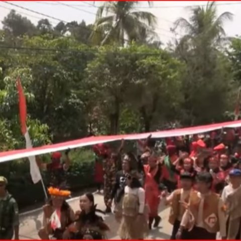 Berbagai Cara Unik Warga Jateng Rayakan HUT RI ke-79, dari Pengibaran Bendera di dalam Kolam hingga Penerbangan Lampion Harapan