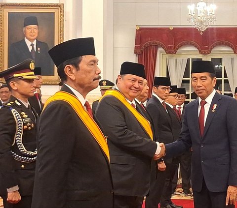 FOTO: Senyum Semringah Airlangga Hartarto Terima Tanda Kehormatan dari Jokowi