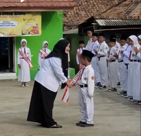 Momen Bocah Laki-laki Berkebutuhan Khusus Jadi Pemimpin Upacara, Respons dari Guru dan Teman Tuai Pujian