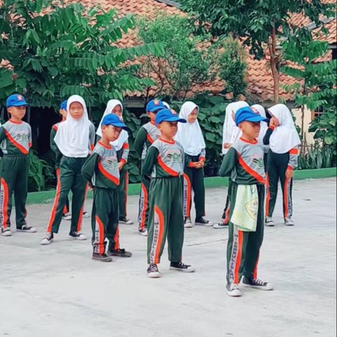 Momen Bocah Laki-laki Berkebutuhan Khusus Jadi Pemimpin Upacara, Respons dari Guru dan Teman Tuai Pujian