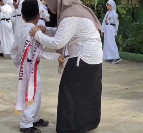 Momen Bocah Laki-laki Berkebutuhan Khusus Jadi Pemimpin Upacara, Respons dari Guru dan Teman Tuai Pujian