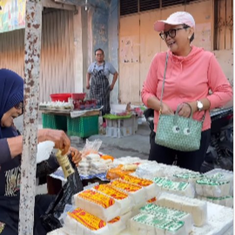 Momen Menlu Retno Marsudi Santuy dan Cuek Belanja ke Pasar, di Jalan Mendadak Disetop Pasangan Prewed