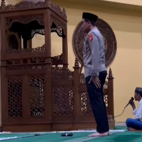 Momen Jenderal Bintang Dua Polri Salat Subuh di Masjid Berseragam Lengkap Banjir Sorotan