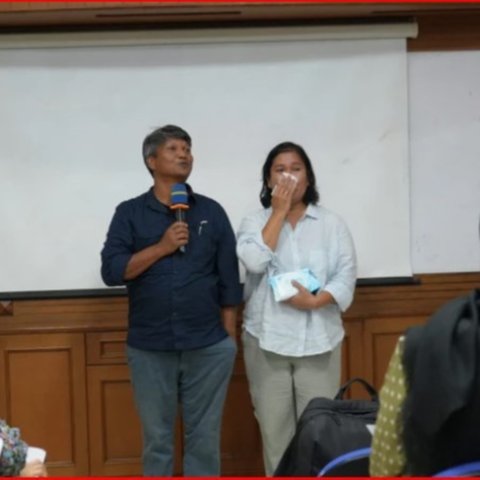 Orang Tua Mahasiswa Ini Ikut Kuliah di UGM Gantikan Anaknya yang Telah Tiada, Begini Kisah Sedih di Baliknya