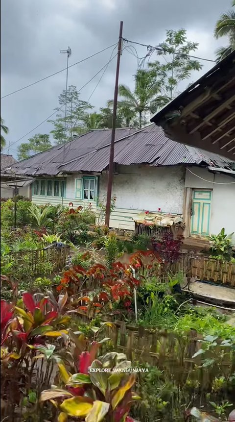 Intip Keindahan Kampung Lamping Garut yang Syahdu Selepas Hujan, Pemandangan Taman di Halaman Rumah Bikin Betah