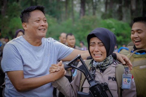 Berjalan Kaki Selama 4 Hari di Hutan, Polwan Ini Tiba-Tiba Menangis di Depan Jenderal Bintang Dua, Kenapa?