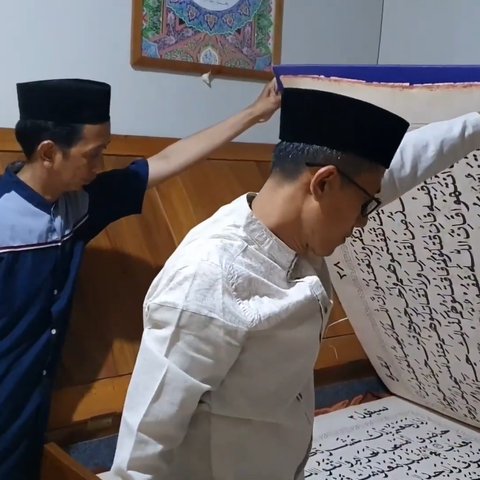 Cerita di Balik Al Quran Raksasa di Ponpes Al Hikmah Cilegon, Ditulis Menggunakan Tangan