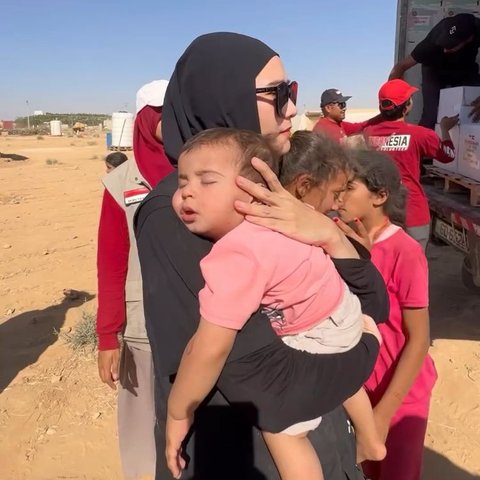 Tengah Berada di Palestina, Momen Zaskia Adya Mecca Main Bareng Anak-anak Ini Curi Perhatian