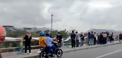 Sambut HUT ke-79 Republik Indonesia, Aksi Mapala Kibarkan Bendera Merah Putih Raksasa di Jembatan Kebumen Ini Curi Perhatian