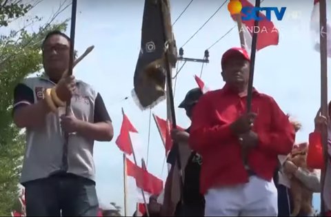 Sambut HUT ke-79 Republik Indonesia, Aksi Mapala Kibarkan Bendera Merah Putih Raksasa di Jembatan Kebumen Ini Curi Perhatian