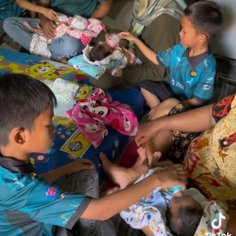 Momen AIUEO Anak Kembar 5 Datangi Rumah Bayi Kembar 5 di Indramayu Ini Viral, Curi Perhatian