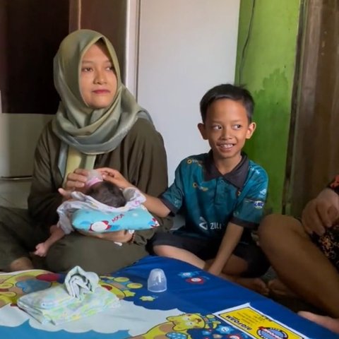 Momen AIUEO Anak Kembar 5 Datangi Rumah Bayi Kembar 5 di Indramayu Ini Viral, Curi Perhatian