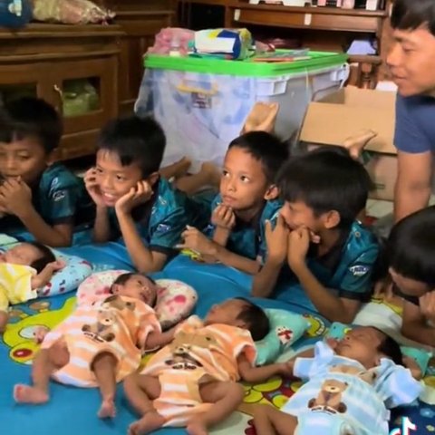 Momen AIUEO Anak Kembar 5 Datangi Rumah Bayi Kembar 5 di Indramayu Ini Viral, Curi Perhatian