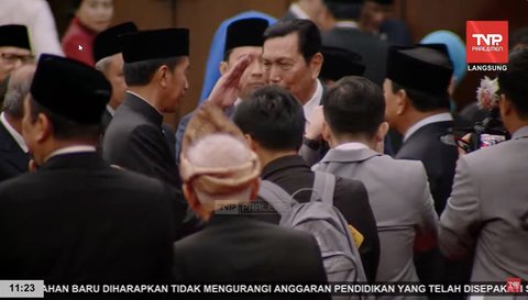 Momen Prabowo Tiba-tiba Bisiki Jokowi, Luhut Langsung Mendekat Siaga Beri Hormat