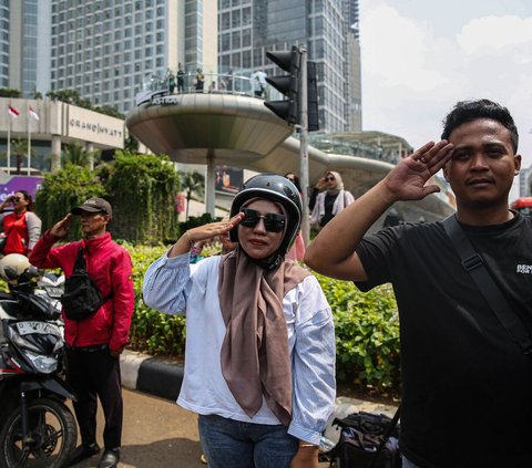 FOTO: Antusiasme Pengendara di Bundaran HI Peringati HUT Kemerdekaan RI, Rela Berhenti dan Hormat Bendera