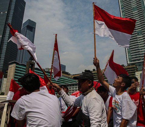 FOTO: Antusiasme Pengendara di Bundaran HI Peringati HUT Kemerdekaan RI, Rela Berhenti dan Hormat Bendera