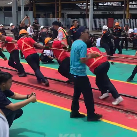 Bukan Tarik Tambang, KAI Bikin Lomba Tarik Lokomotif untuk Meriahkan HUT RI