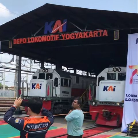 Bukan Tarik Tambang, KAI Bikin Lomba Tarik Lokomotif untuk Meriahkan HUT RI